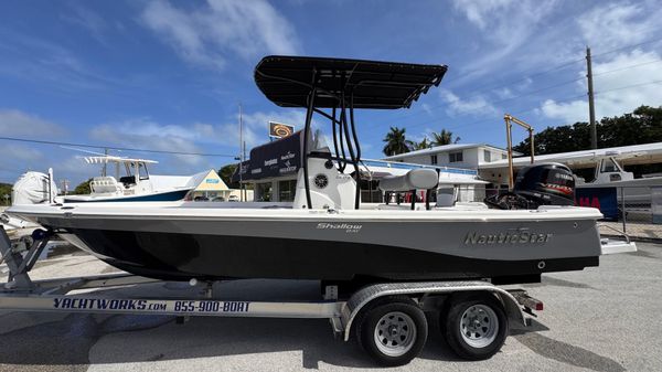 NauticStar 215 XTS Shallow Bay 