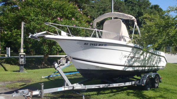 Seaswirl Striper 1730 Center Console