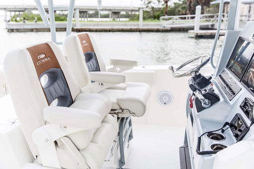 Cobia 320-CENTER-CONSOLE image