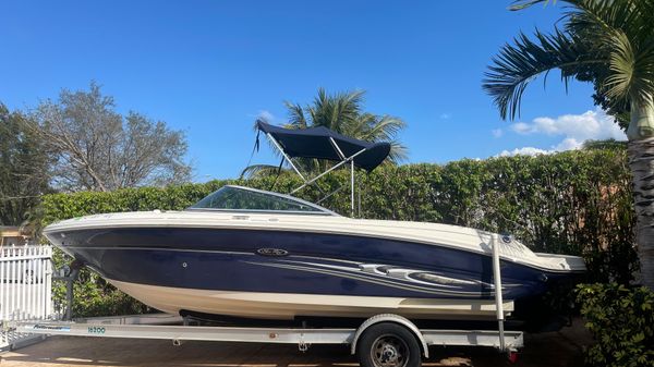 Sea Ray 220 Sundeck