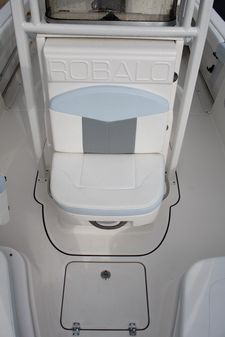 Robalo R222 Center Console image