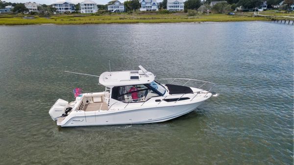 Boston Whaler 325 Conquest
