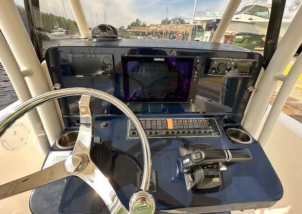 Pursuit C 260 Center Console image