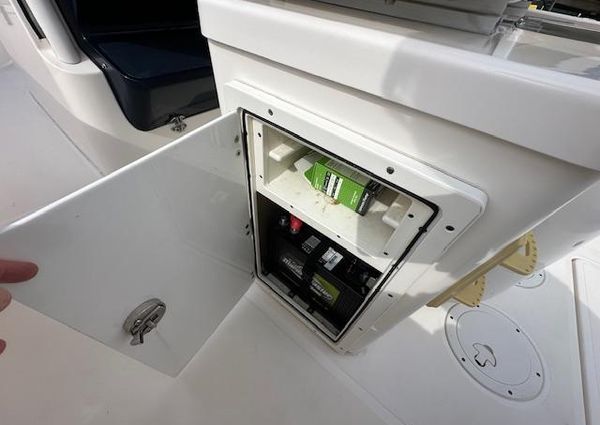 Pursuit C 260 Center Console image