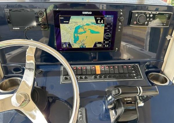 Pursuit C 260 Center Console image