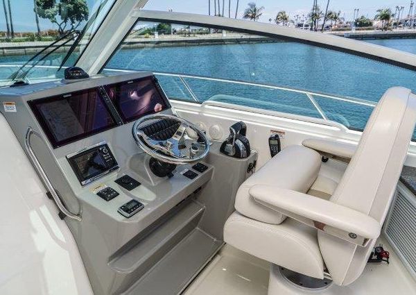 Boston Whaler 345 Conquest image