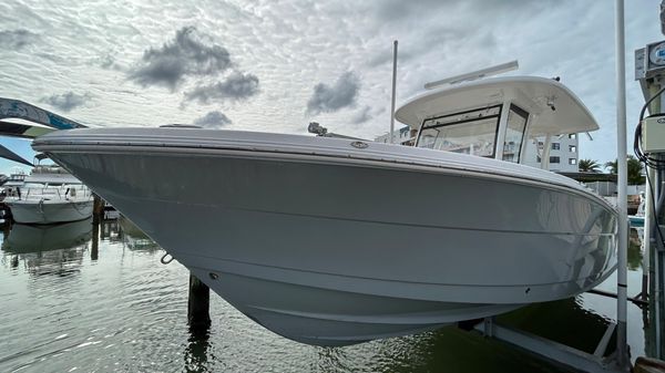 Robalo R302 Center Console