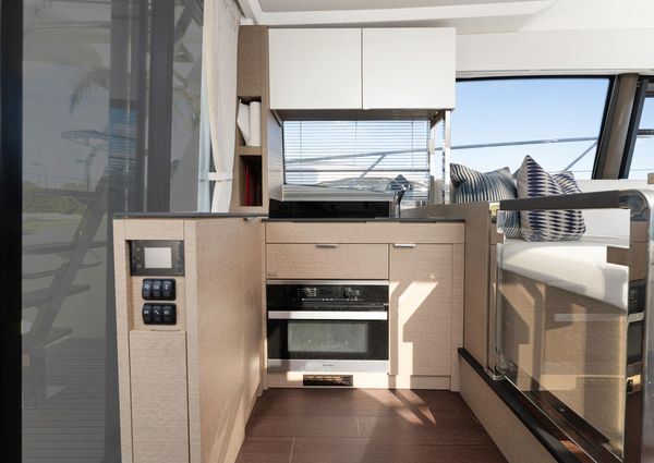 Prestige 420 Flybridge image