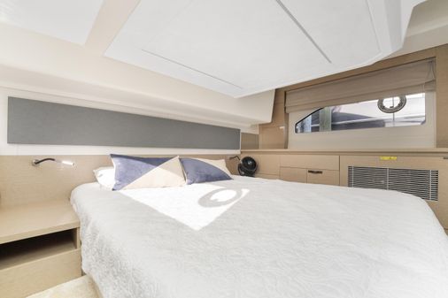 Prestige 420 Flybridge image