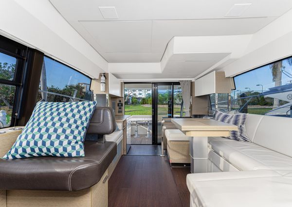 Prestige 420 Flybridge image