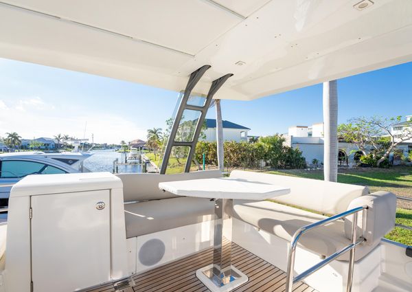 Prestige 420 Flybridge image