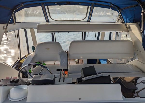 Carver 33 Aft Cabin image