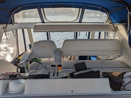 Carver 33 Aft Cabin image