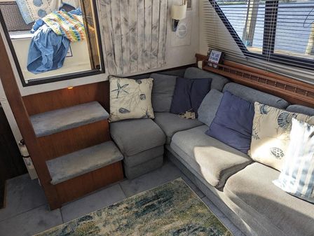 Carver 33 Aft Cabin image