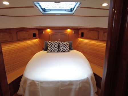 Hinckley Talaria 43 Motoryacht image