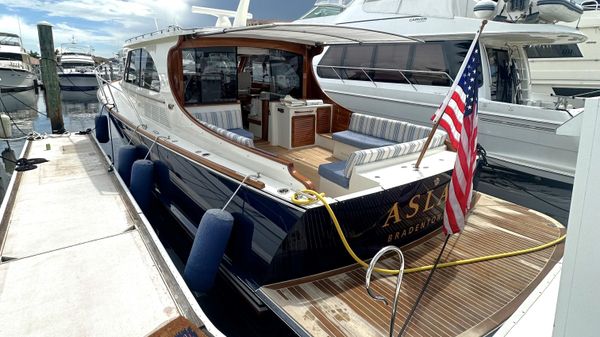 Hinckley Talaria 43 Motoryacht 