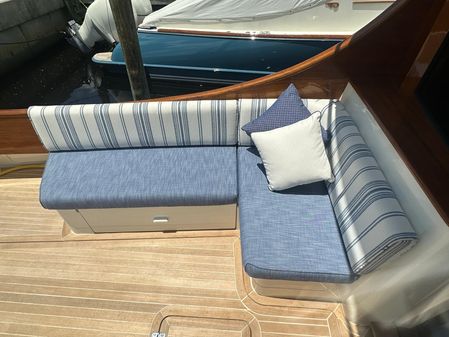 Hinckley Talaria 43 Motoryacht image