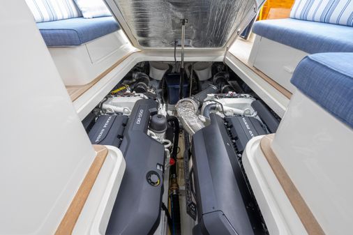 Hinckley Talaria 43 Motoryacht image