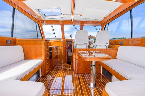 Hinckley Talaria 43 Motoryacht image