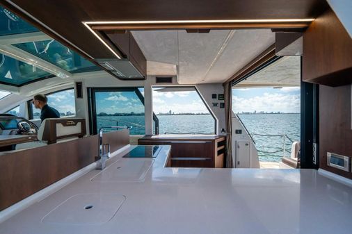 Galeon 470 Sky image