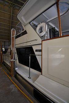 Carver 4207-AFT-CABIN-MOTOR-YACHT image