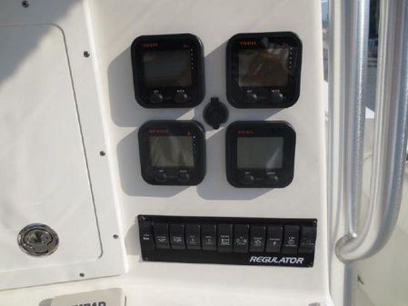 Regulator 32 Forward Seating image