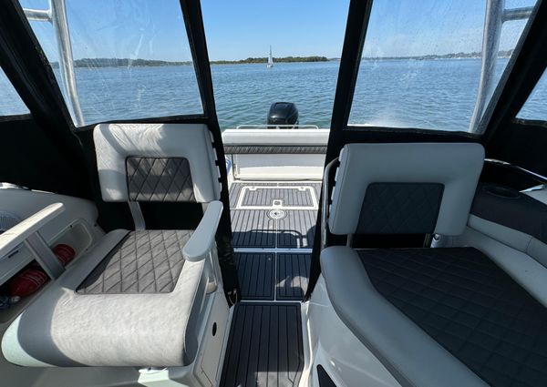 Boston-whaler 26-CONQUEST image