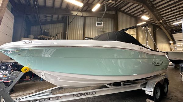 Robalo R207 Dual Console
