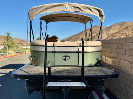 Tahoe-pontoon CASCADE-PLATINUM-REAR-J-LOUNGER image