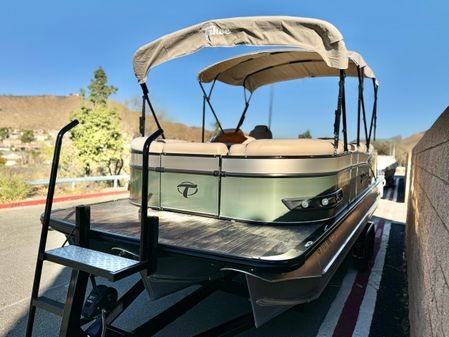 Tahoe-pontoon CASCADE-PLATINUM-REAR-J-LOUNGER image