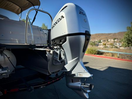 Tahoe-pontoon CASCADE-PLATINUM-REAR-J-LOUNGER image