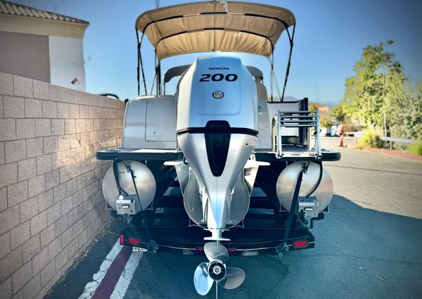 Tahoe-pontoon CASCADE-PLATINUM-REAR-J-LOUNGER image