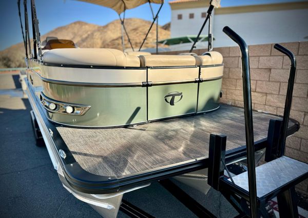 Tahoe-pontoon CASCADE-PLATINUM-REAR-J-LOUNGER image