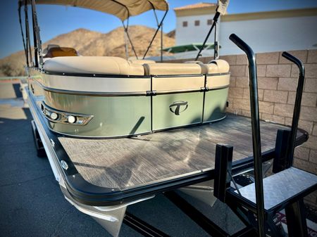 Tahoe-pontoon CASCADE-PLATINUM-REAR-J-LOUNGER image