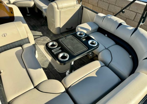 Tahoe-pontoon CASCADE-PLATINUM-REAR-J-LOUNGER image