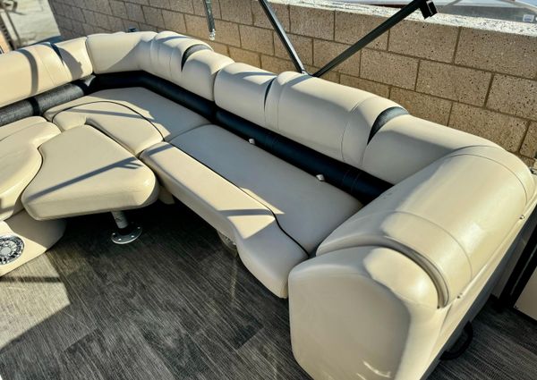 Tahoe-pontoon CASCADE-PLATINUM-REAR-J-LOUNGER image