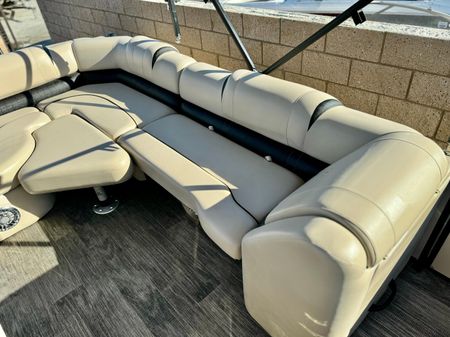 Tahoe-pontoon CASCADE-PLATINUM-REAR-J-LOUNGER image