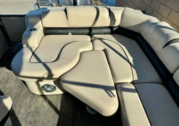 Tahoe-pontoon CASCADE-PLATINUM-REAR-J-LOUNGER image