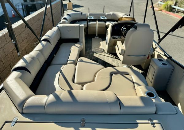 Tahoe-pontoon CASCADE-PLATINUM-REAR-J-LOUNGER image