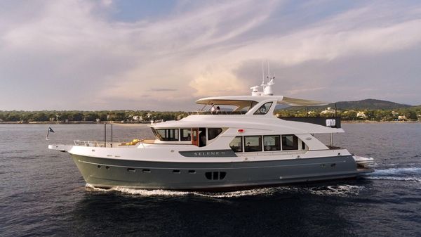 Selene 72' Explorer