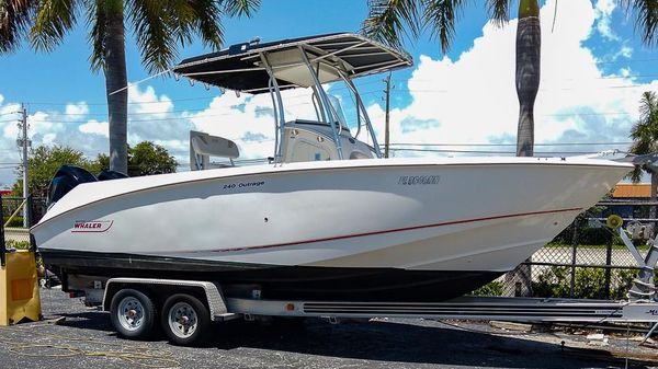 Boston Whaler 240 Outrage