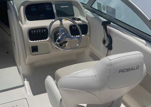 Robalo R227-DUAL-CONSOLE image