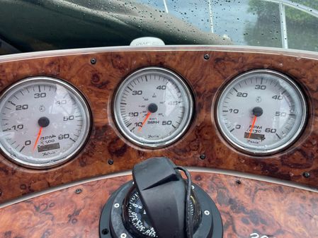 Rinker 320 Fiesta Vee image