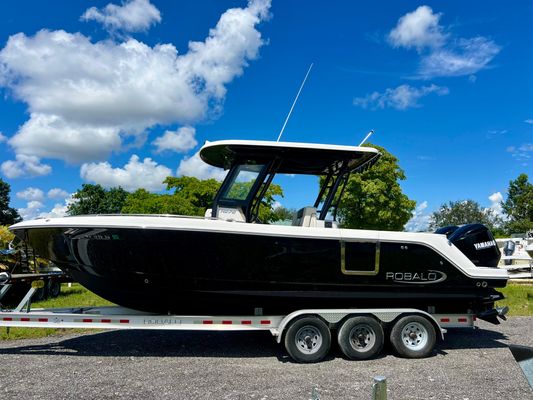 Robalo R272-CENTER-CONSOLE - main image