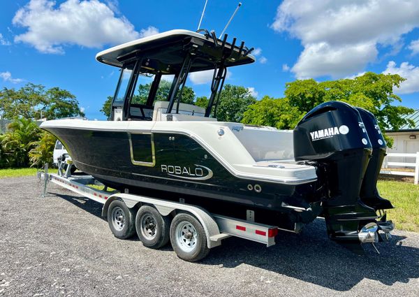 Robalo R272-CENTER-CONSOLE image