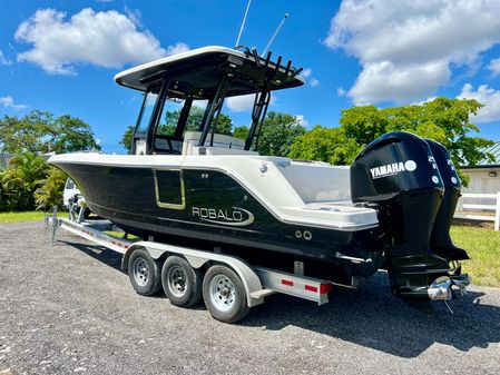 Robalo R272-CENTER-CONSOLE image