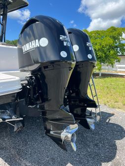 Robalo R272-CENTER-CONSOLE image