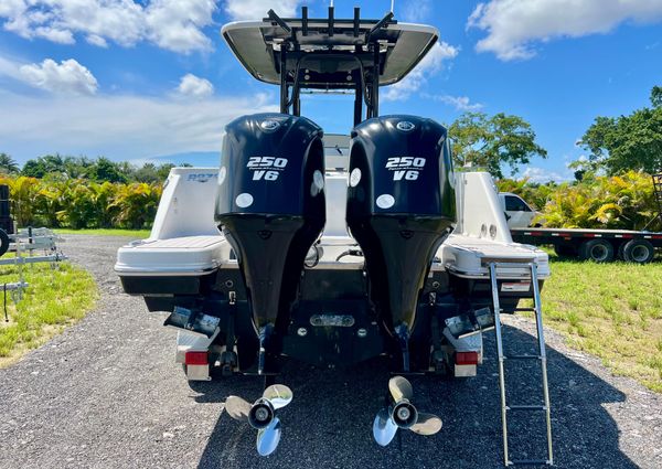 Robalo R272-CENTER-CONSOLE image