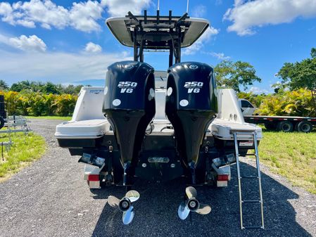 Robalo R272-CENTER-CONSOLE image