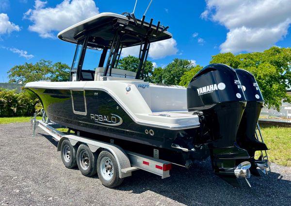 Robalo R272-CENTER-CONSOLE image